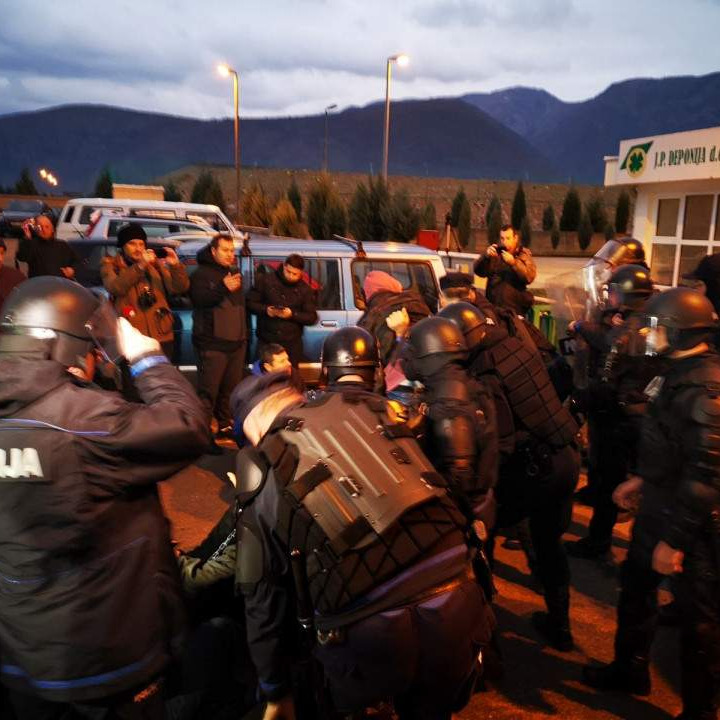 SPECIJALCIMA NA NAROD | Specijalci tukli mještane da bi deblokirali "Uborak"!