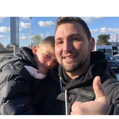 Babo, volim te... | Emotivan susret sina i oca koji se nakon tri mjeseca vratio iz Njemačke