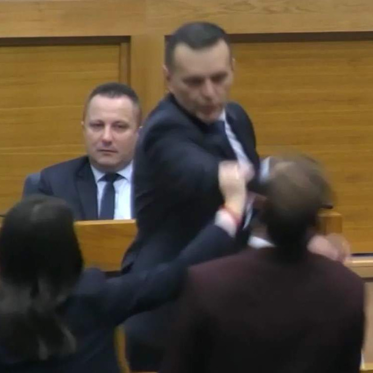 Skandal u NSRS: Ministar Lukač nokautirao zastupnika Stanivukovića