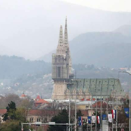 Jak potres srušio vrh tornja katedrale u Zagrebu, ljudi na ulicama
