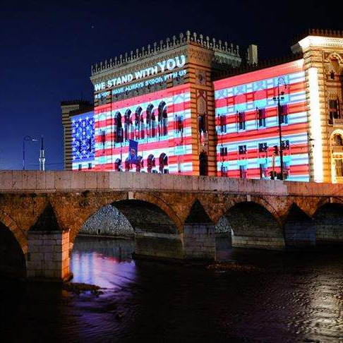 Podrška u borbi protiv koronavirusa: Sarajevska Vijećnica u bojama američke zastave
