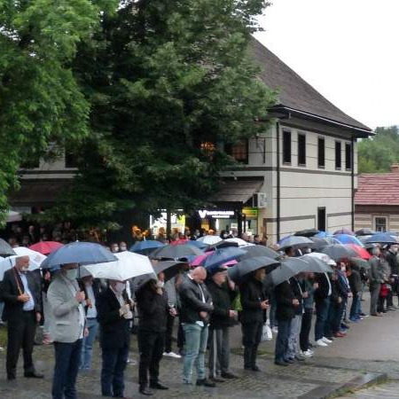 Vjernici u velikom broju i po kiši zajednički klanjali bajram-namaz u Zenici