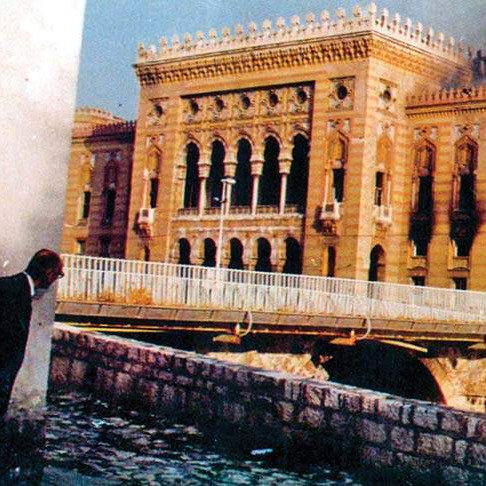 Barbari su pucali na knjige | Navršila se 28. godišnjica spaljivanja Vijećnice