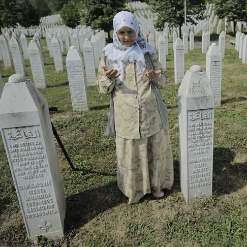 Izet i Arifa kod mezara sinova Muhidina i Mirzeta: Čovjek ne može na silu umrijeti