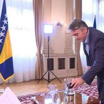 Komšić prekinuo intervju, jer je novinar Tanjuga negirao genocid