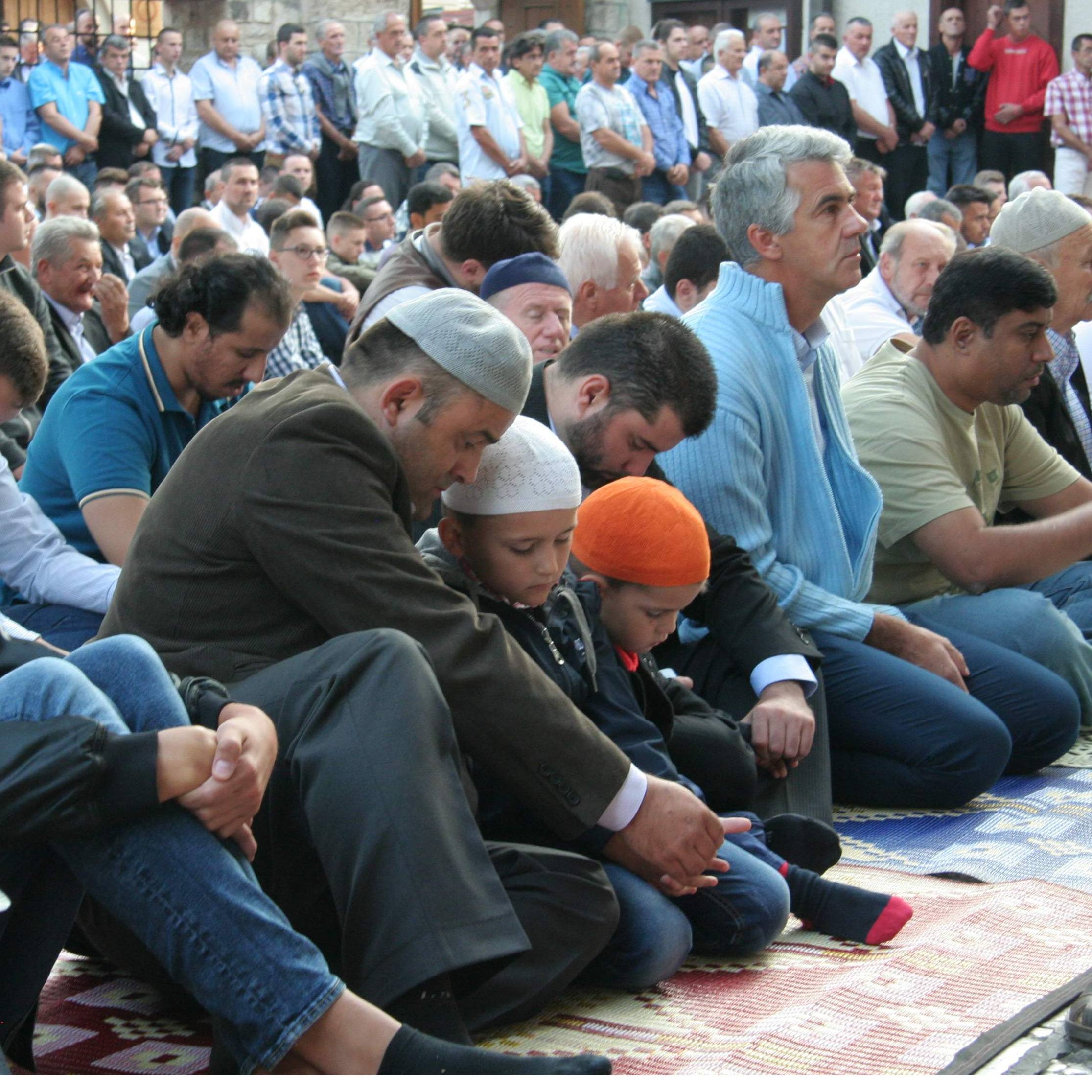 Bajram-namaz u Gazi Husrev-begovoj džamiji: Zabrinuti smo zbog talasa mržnje prema muslimanima u Evropi i Americi  (Foto)