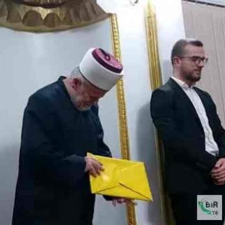 Imam plačući pao na sedždu, nakon što je dobio poklon umru