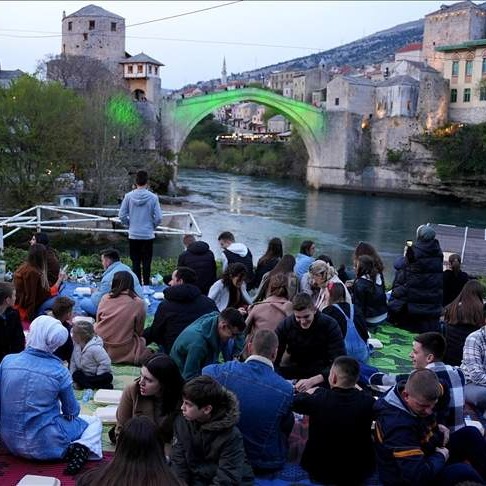 Ispod Starog mosta iftarilo 1.300 postača