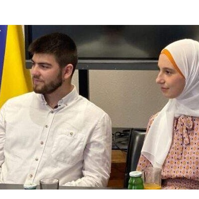 Mubina i Hamdo Solo – mladi bračni par, zlatni studenti, oboje hafizi Kur’ana Časnog