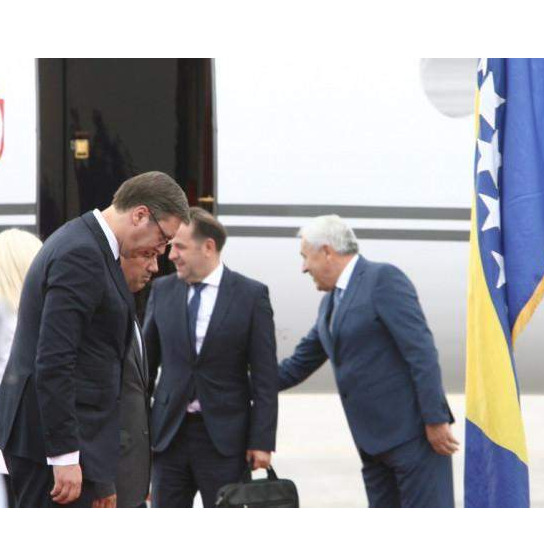 Vučić se poklonio bh. zastavi