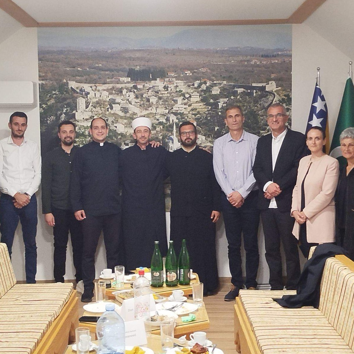 Zagrljeni imam, svećenik i sveštenik na zajedničkom iftaru u Čapljini