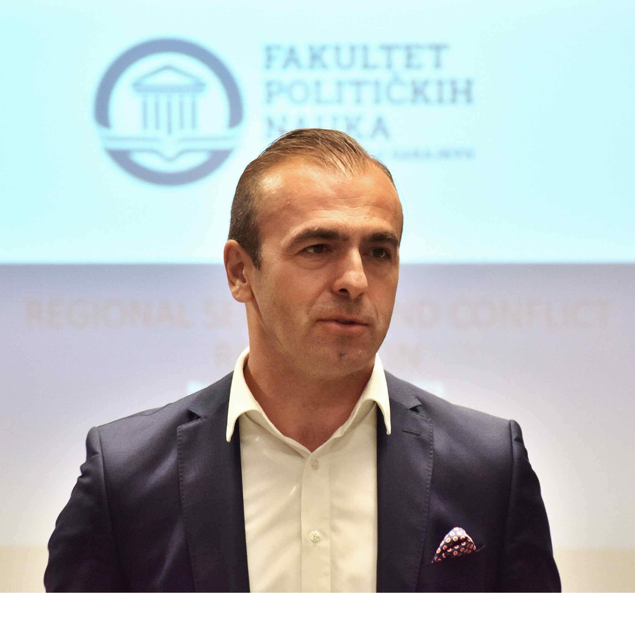 Sead Turčalo: Igre suvereniteta: turistički policajci, memorandumi i defilei