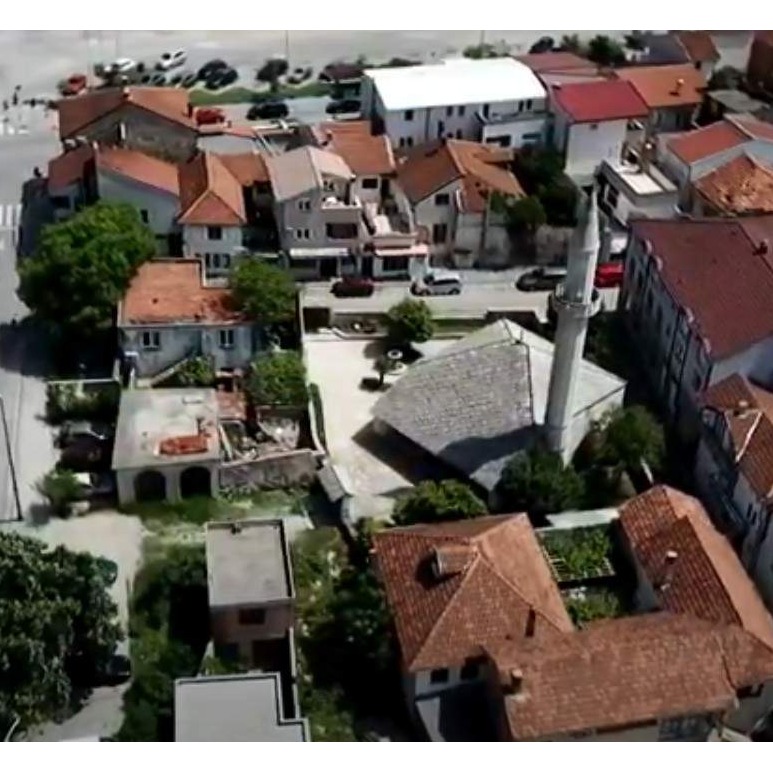 Razbijeno staklo na džamiji u Mostaru
