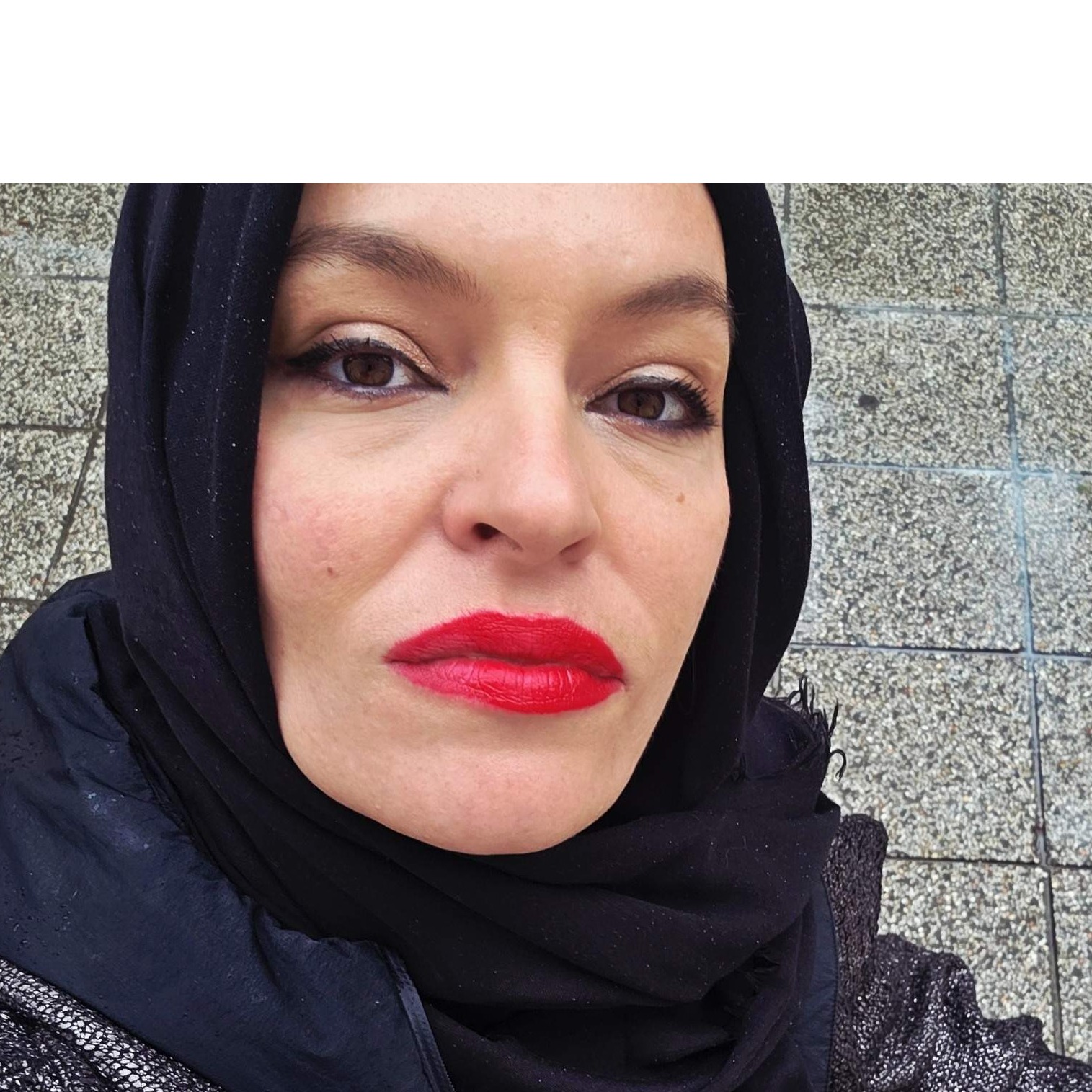 To je Sarajevo: Emina Hodžić Adilović očistila uvredljive grafite ispred sinagoge
