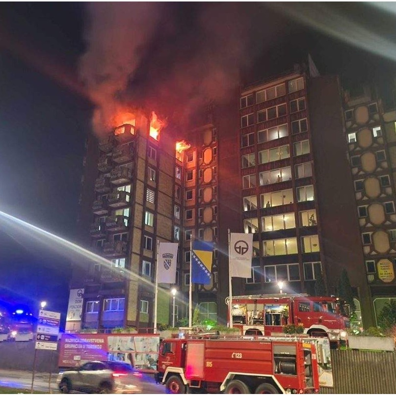 Više osoba smrtno stradalo u velikom požaru u Domu penzionera u Tuzli