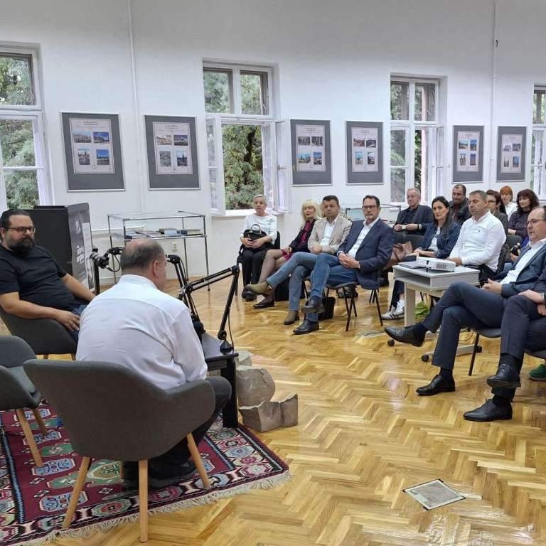 Promovisan novi roman Andreja Nikolaidisa “Safari u Sarajevu”