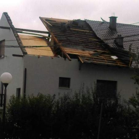 Jako nevrijeme zahvatilo BiH i regiju, oluja dizala i krovove s kuća u Kupresu i Tomislavgradu