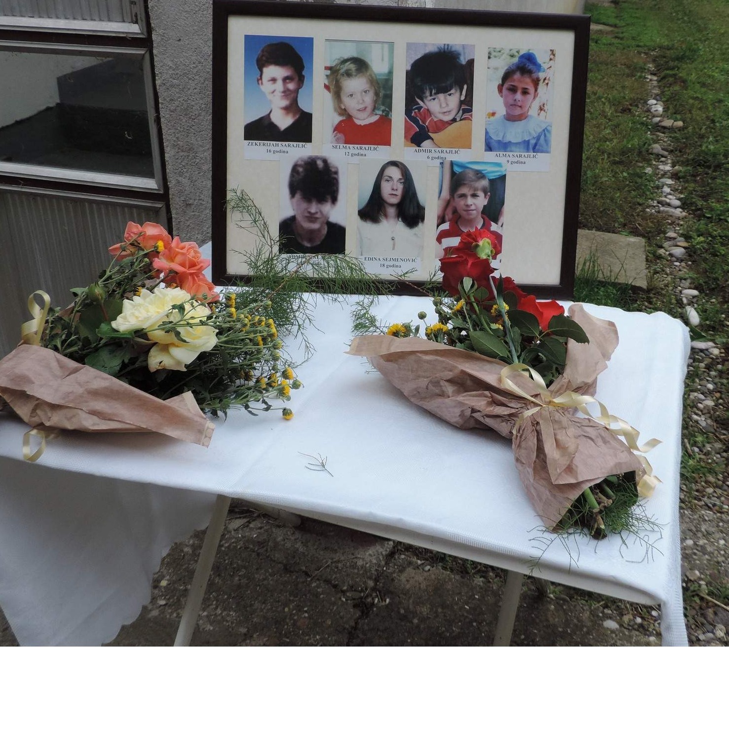 ZLOČIN BEZ KAZNE: U Bijeljini obilježeno 25 godina od ubistva 22 člana tri bošnačke porodice, među kojima sedmero djece