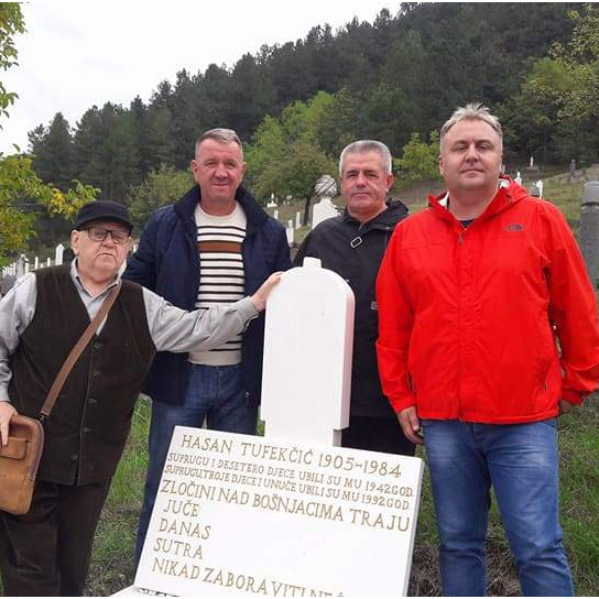 Podignuta spomen-ploča Hasanu Tufekčiću kojem su zločinci u dva rata ubili 13 djece, suprugu i unuče
