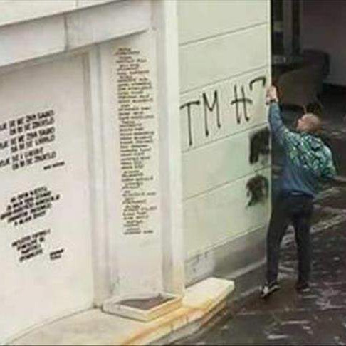 Vandalizam: Tuzlaci traže oštru sankciju za Mirnesa H. zbog ispisivanja grafita na spomeniku na Kapiji