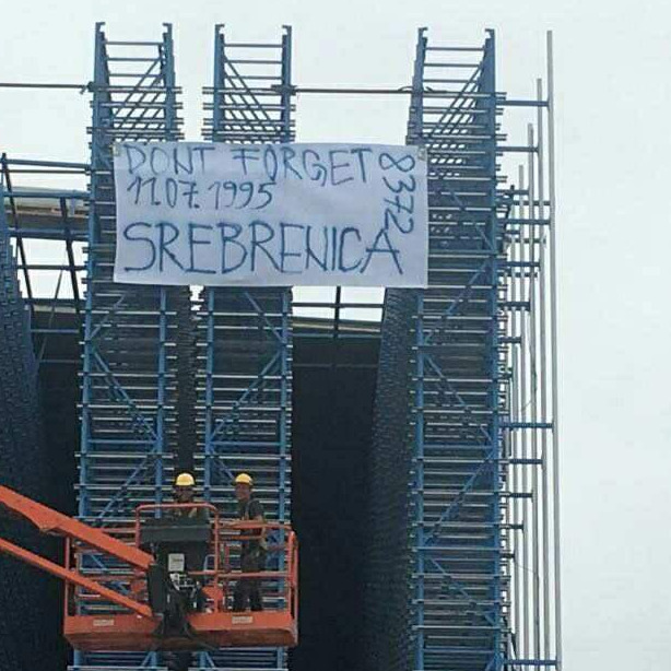 Na zgradi u Meksiku transparent: Don't forget Srebrenica