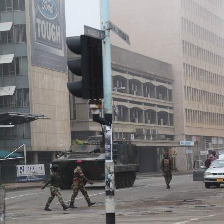 Zimbabveanska vojska privela Mugabea, kontrolira prijestonicu i državnu TV 