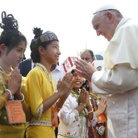 Papa u Mijanmaru pozvao na mir, ali nije spomenuo Rohinje
