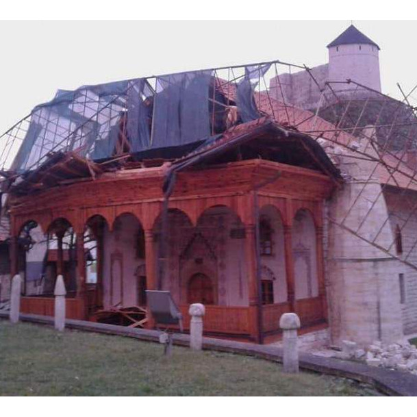 Snažan vjetar srušio munaru džamije u Tešnju