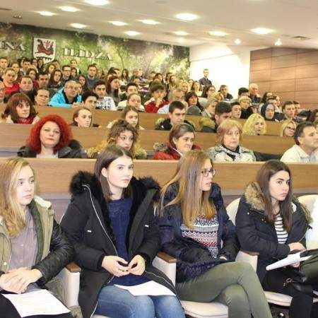 Fond 'Bošnjaci' stipendira nadarene učenike i studenate u BiH