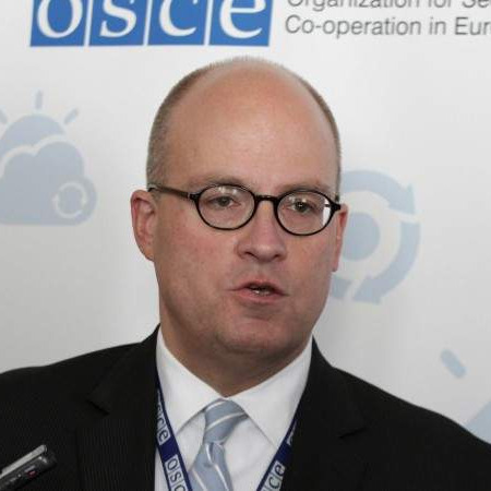 Moore: Degutantno je i žalosno negirati genocid u Srebrenici