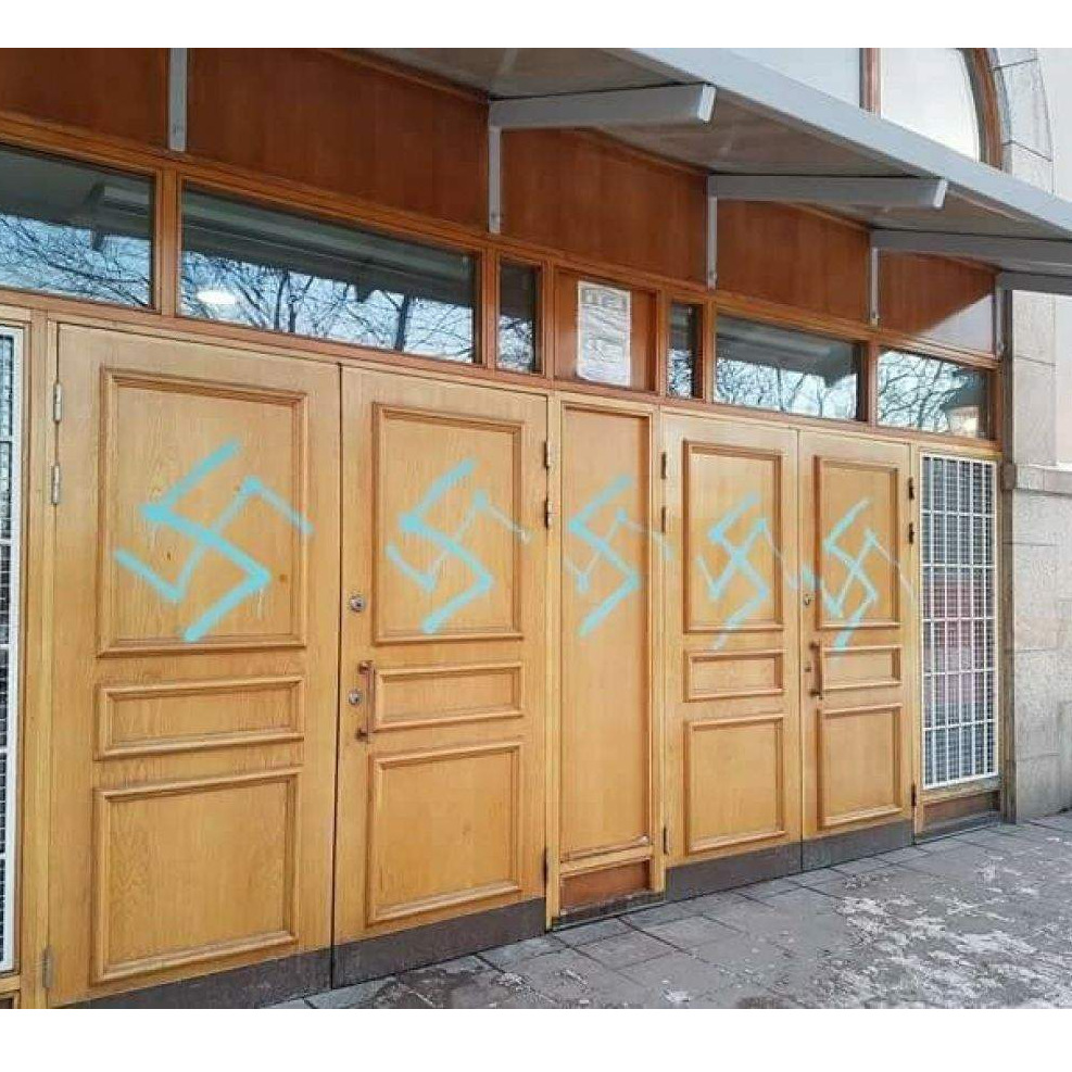 Rasistički napad: Na džamiji iscrtani kukasti križevi