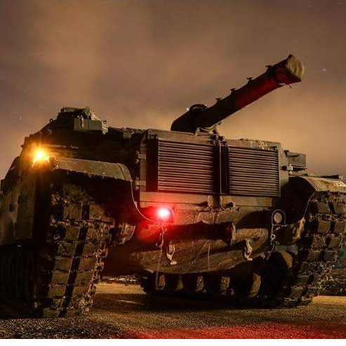 Turska na granicu sa Sirijom nastavlja slati vojna vozila (Video)