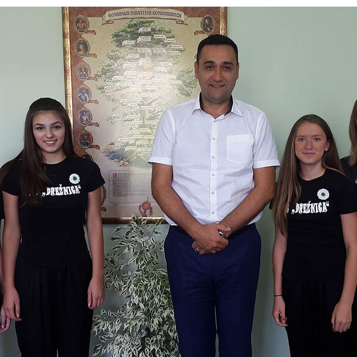 Pohvale članicama Alternativnog teatra JU OŠ „Drežnica“ za izvanredan performans "Majka Srebrenice"