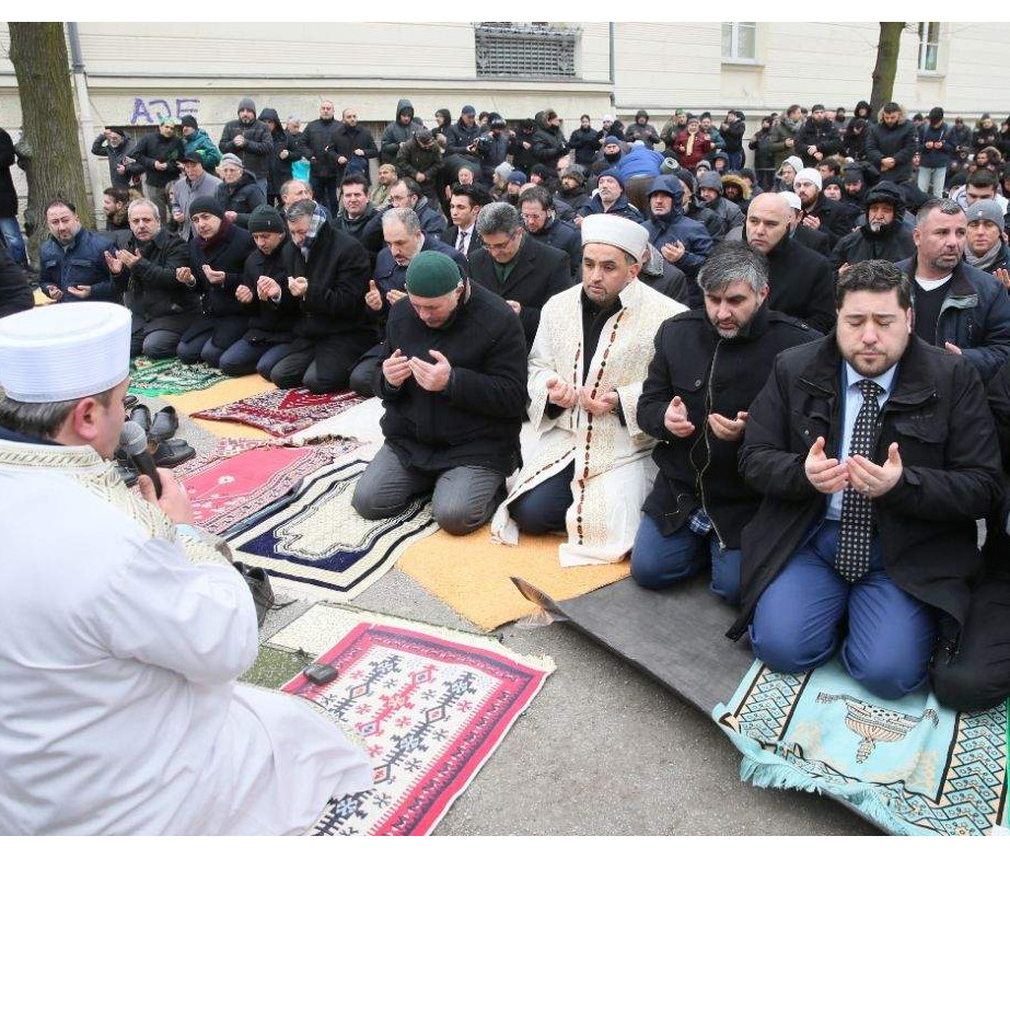 Berlin: Muslimani klanjali džuma-namaz na ulici pored zapaljene džamije 