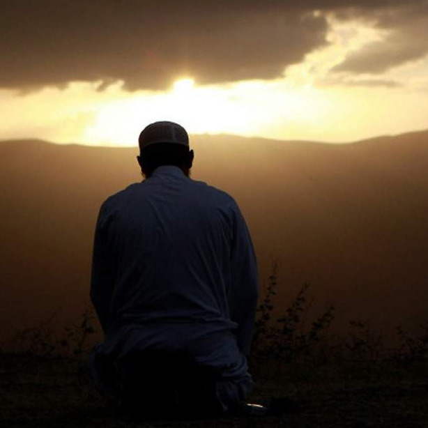 Da li je u ljetnim danima dozvoljeno klanjati namaz u kratim hlačama i majici bez rukava?