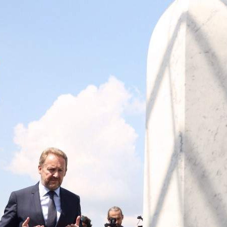Izetbegović odao počast šehidima na mezarju Kovači 