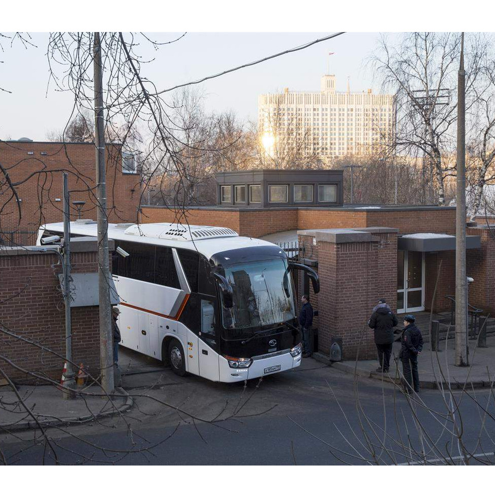 Tri autobusa s američkim diplomatama krenula iz Moskve