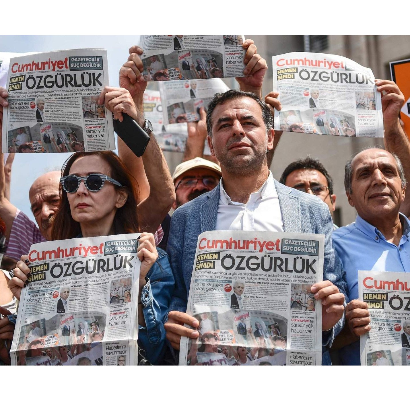 Turska: Osuđeno 14 urednika i novinara 'Cumhuriyeta'