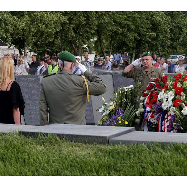 Ploča u čast prvog poginulog Bošnjaka u Domovinskom ratu