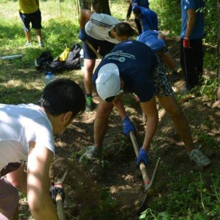 Volonteri iz cijelog svijeta čistili Memorijalni centar Potočari 
