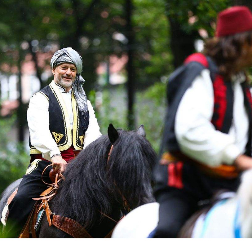 Naser Orić među konjanicima koji su iz Sarajeva krenuli na Ajvatovicu (FOTO)