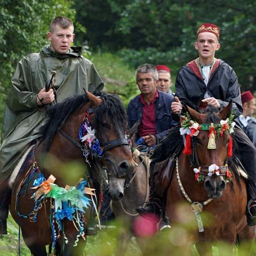 Defile konjanika iz Karaule krenuo ka Ajvatovici