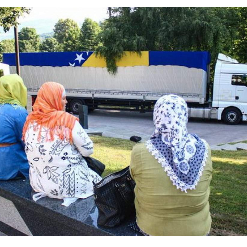 Posmrtni ostaci 35 žrtava genocida u Srebrenici danas će biti prevezeni u Potočare