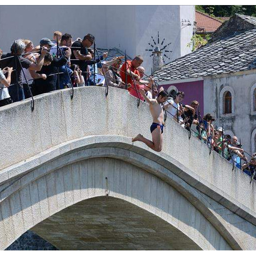 Mostar: Skokom bez aplauza odana počast žrtvama genocida u Srebrenici 