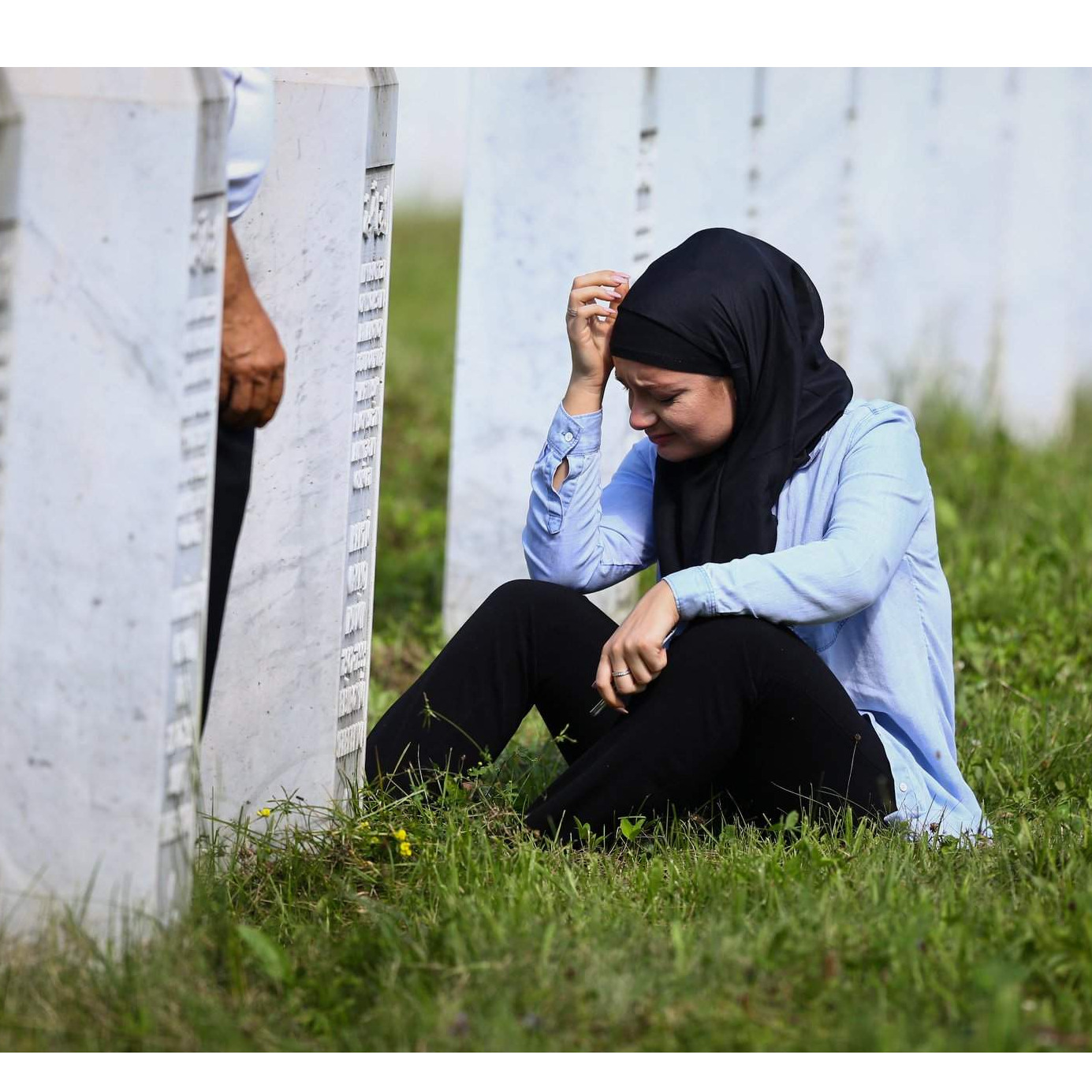 Pored mezara ostaje rodbina, kolone ljudi odlaze iz Potočara