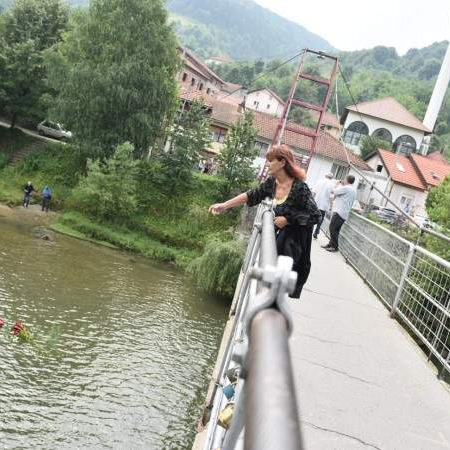 Cvijeće u znak sjećanja na oko 500 stradalih Bošnjaka i Hrvata u Banjoj Luci