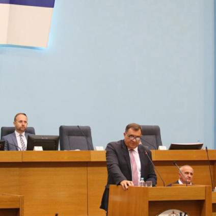 Negiranje genocida | NS RS odbacio Izvještaj Komisije o Srebrenici