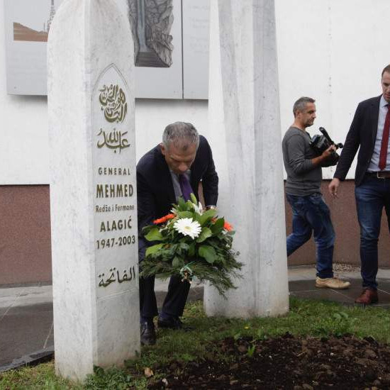 Radončić položio cvijeće na mezar generala Mehmeda Alagića 