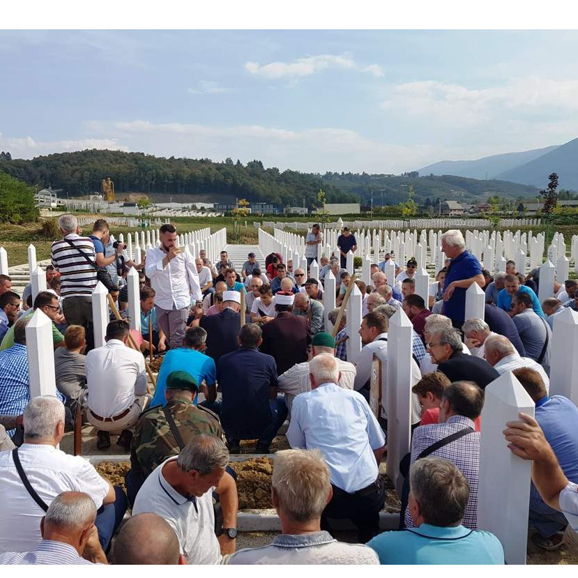 Počasna paljba | Klanjana dženaza komandantu Salki Hajdareviću (Foto/Video)