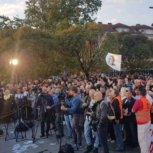 Trideset hiljada ljudi na Trgu Krajina (UŽIVO)